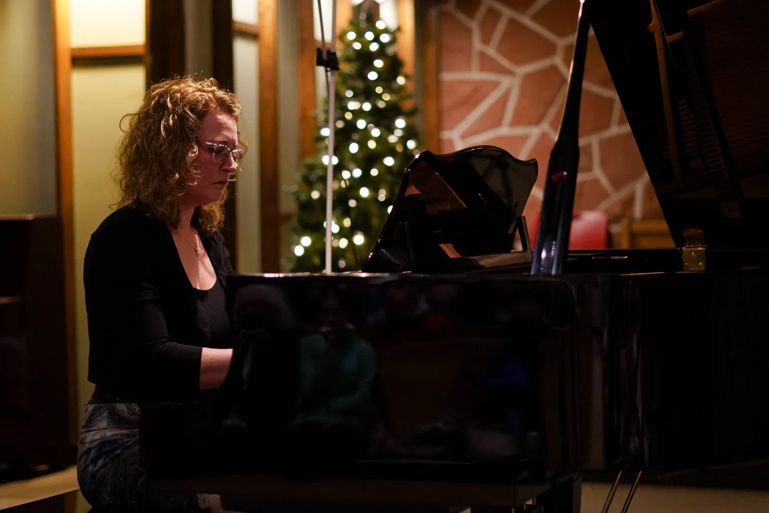 Élève adulte au piano pendant un concert PianoPiano!