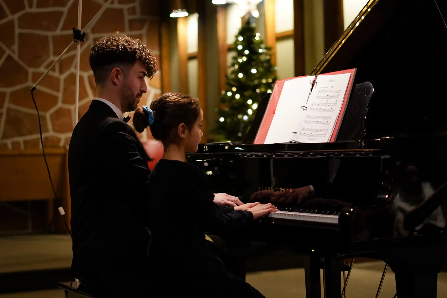 Jean-Baptiste Gleize joue en duo avec une jeune élève pendant un concert PianoPiano!